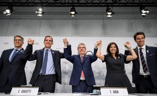 Los Angeles (à gauche) et Paris (à droite) entourant Thomas Bach, président du CIO