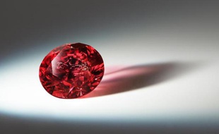 La vente annuelle de diamants roses a attiré en 2013 un nombre record d'offres dépassant un million de dollars par pierre, a indiqué lundi le groupe Rio Tinto, propriétaire de la mine australienne d'Argyle, seul endroit au monde à recéler des diamants roses.
