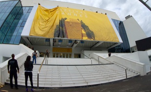 L'affiche du 69e Festival de Cannes a été hissée sur la façade du Palais