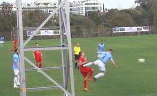 Le joueur allemand du Kickers Offenbach auteur d'un coup de karaté dans le ventre d'un adversaire, le 7 février 2015, en Allemagne.