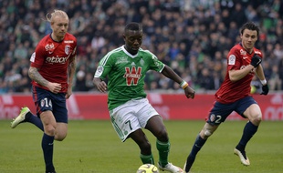 Le Stéphanois Max-Alain Gradel s'est souvent montré insaisissable pour Simon Kjaer et Sébastien Corchia.