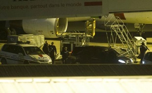 L'ex-dictateur du Panama Manuel Noriega, renversé il y a 22 ans par ses anciens alliés américains, a quitté la France dimanche pour être extradé vers son pays, où il devrait purger trois peines de 20 ans de prison pour des disparitions d'opposants.