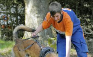 Deimos et sa maîtresse, hier, à Grendelbruch. Le Malinois est dressé depuis deux ans à la recherche de restes humains.