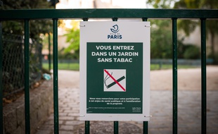 Un panneau signalant l'interdiction de fumer dans un jardin public, le 25 août 2019, à Paris.