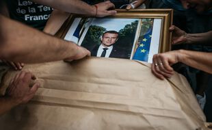 Des portraits d'Emmanuel Macron exhibés pendant une manifestation (illustration).