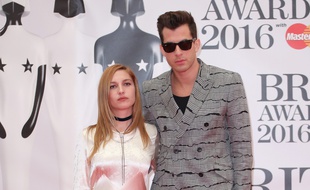 L'actrice Joséphine de la Baume et le musicien Mark Ronson aux BRIT Awards