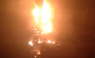 Un gratte-ciel résidentiel en flammes à Dubaï, le 21 février 2015.