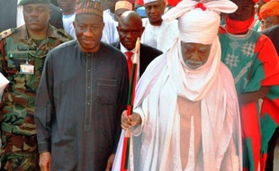 Le Président Goodluck Jonathan est arrivé dimanche à Kano, la seconde ville du Nigeria, touchée vendredi par une série d'attentats à la bombe et de fusillades coordonnées qui ont fait jusqu'à présent 166 morts dans l'une des pires attaques qui ait touché le nord musulman.