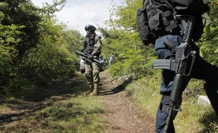 Des policiers et Marines mexicains sur les lieux où plusieurs corps ont été retrouvés dans une fosse, le 4 octobre 2014, près d'Iguala, dans l'Etat du Guerrero