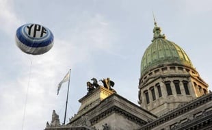 Le Congrès argentin a adopté jeudi soir définitivement, à une large majorité, la loi expropriant à hauteur de 51% Repsol de sa filiale YPF, le groupe pétrolier espagnol et l'Argentine devant maintenant s'affronter devant les tribunaux internationaux.