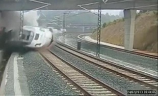 Capture d'écran de la caméra de vidéosurveillance qui a saisi le déraillement du train Madrid-Ferrol.