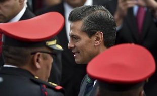 Le président mexicain Enrique Peña Nieto (c) à la clôture du 3e Forum sur la sécurité des citoyens et des policiers, le 25 septembre 2014 à Mexico