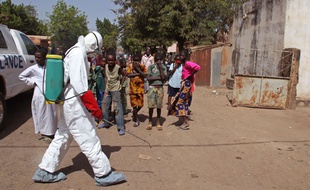 Un agent de santé, au Mali le 14 novembre après un cas d'Ebola dans une mosquée.
