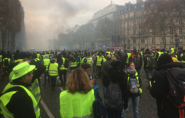 Fronde sur les carburants: le gouvernement cherche une sortie de crise - Page 2 640x410_gilets-jaunes-venus-manifester-champs-elysees-paris-24-novembre-2018
