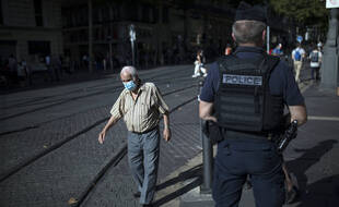 Un policier patrouille dans les rues de Marseille
