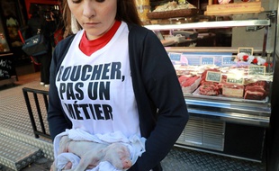 Des militants antispécistes ont organisé samedi 22 septembre 2018 des happenings pacifiques devant des boucheries en France.