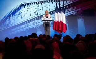 Marine Le Pen, présidente du Front national, à la tribune lors de son meeting pour la campagne des législatives, à la salle Equinoxe à Paris (vendredi 1er juin 2012)