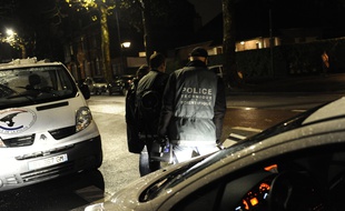 Une prise d'otages a lieu depuis 19h a Roubaix. Tout le quartier est boucle par des barrages de police.
Le directeur du Credit municipal et sa famille ont ete sequestres par des malfaiteurs armes de mitrailleuses Kalachnikov.
Le RAID est intervenu dans la soiree. Un malfaiteur a ete tue, un autre interpelle, et un ou plusieurs autres sont en fuite. Nouveau-Roubaix, FRANCE -24/11/2015.
/ALCALAYSARAH_2411.FRA.007/Credit:Sarah Alcalay/SIPA/1511250932