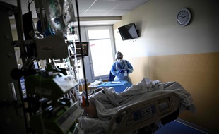 Une infirmière dans un service de réanimation dans un hôpital privé d'Antony.