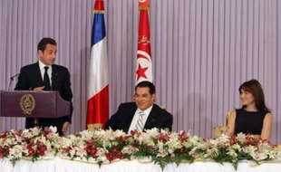 Le président français Nicolas Sarkozy a entamé lundi sa visite d'Etat en Tunisie par un bain de foule millimétré et la signature d'accords et de contrats commerciaux, avant de rendre hommage aux efforts de Tunis sur le terrain controversé des droits de l'Homme.