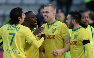 L'attaquant nantais Kolbeinn Sigthorsson entouré de ses coéquipiers.