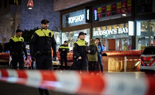 Des policiers interviennent sur les lieux de l'attaque, dans une rue commerçante de La Haye, le vendredi 29 novembre 2019.