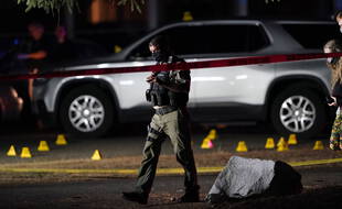 Un policier à Portland sur les lieux où un militant antifa a été tué par la police lors de son interpellation le 3 septembre 2020.