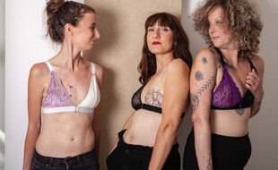 Photo de la collection de lingerie des Monocyclettes, modulable pour les femmes après une mastectomie.