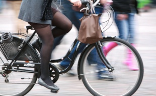 Une cycliste à Toulouse. (Illustration)