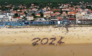 Des surfeurs et des touristes ont composé ce 2024 sur la plage de Lacanau
