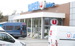 Devant le Super U de Trèbes, où s'est déroulé l'attaque terroriste perpétrée par Radouane Lakdim.