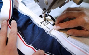 A l'heure où le "made in France" est mis en avant par la plupart des candidats à la présidentielle, un jeune entrepreneur a fait le pari de relancer les sous-vêtements pour homme 100% français et détourne les affiches des candidats pour promouvoir ses slips.