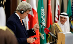 Le secrétaire d'Etat américain John Kerry (g) parle avec le ministre saoudien des Affaires étrangères Adel al-Jubeir pendant une conférence de presse commune dans la capitale du Bahreïn Manama le 7 avril 2016