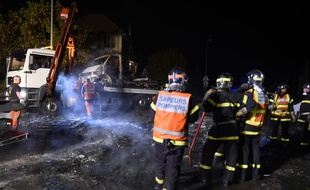 Les pompiers de Moirans éteignent les voitures incendiées par les émeutiers, le 20 octobre 2015