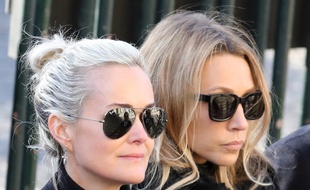 Laeticia Hallyday et Laura Smet le 9 décembre 2017 lors de la cérémonie funéraire de la Madeleine.