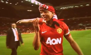 Patrice Evra mord un faux bras, le 22 avril 2013
