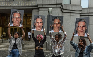 Le groupe Hot Mess manifestant contre Jeffrey Epstein devant le cour fédéral de New York le 8 juillet 2019.