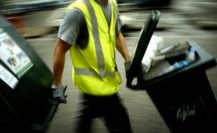 Un agent de collecte des déchets (illustration)