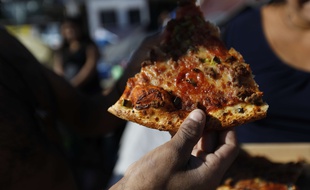 A Marseille la pizza se déguste à la part, en pleine rue.