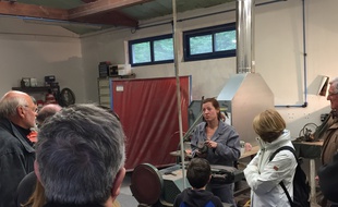 Les artisans de la fonderie des cyclopes expliquent avec passion leurs métiers.