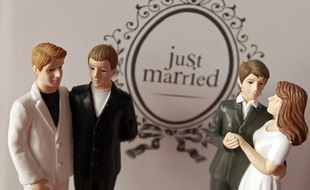 Des figurines de gâteau de mariage représentant un couple gay et un couple lesbien.