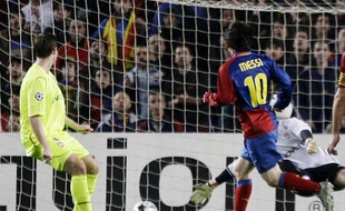 Ne surtout pas laisser un mètre d'avance à Lionel Messi, de Barcelone, sinon, on sait comment cela se termine. N'est-ce pas, François Clerc?