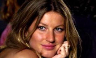 La Brésilienne Gisèle Bündchen, la top model la mieux payée au monde, n'exige pas que ses contrats soient désormais signés en euros en raison de la baisse du dollar, a assuré mercredi à l'AFP sa soeur jumelle et agent, Patricia.