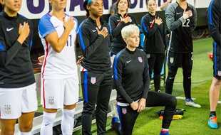 La star de l'équipe nationale féminine américaine Megan Rapinoe pose un genou à terre pendant l'hymne national en solidarité avec Colin Kaepernick, à Atlanta le 18 septembre 2016.