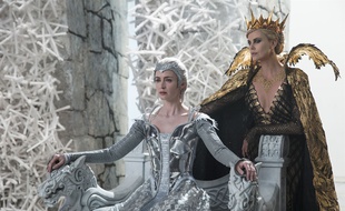Charlize Theron et Emily Blunt dans Le chasseur et la reine des glaces de Cedric Nicolas-Troyan