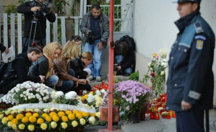 Des personnes rendent hommage, le 31 octobre 2015 à Bucarest, aux victimes de l'incendie d'une boîte de nuit.