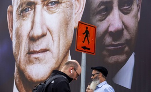 Une affiche électorale pour le parti de Benny Gantz, représentant Benjamin Netanyahu à sa droite, à Ramat Gan, Israel le 23 février 2020.