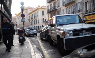 Garée en dehors des créneaux fixés, une voiture est enlevée rue Gioffredo