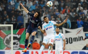 Edinson Cavani au duel avec William Vainqueur lors du match entre l'OM et le PSG le 26 février 2017.
