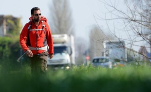 L'ex-trader Jérôme Kerviel marche à la sortie de Modène en Italie le 19 mars 2014